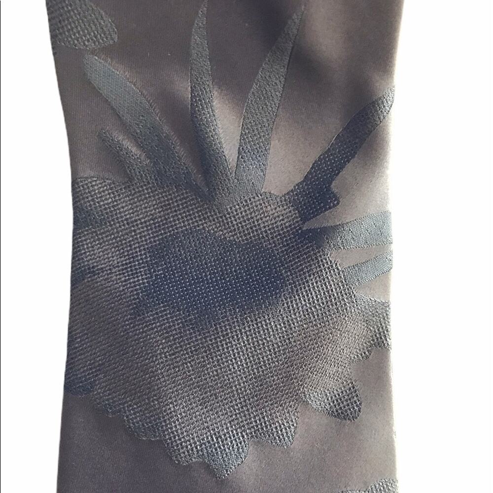 DKNY Blue Lavender Floral 100% Silk Tie - Picture 5 of 6